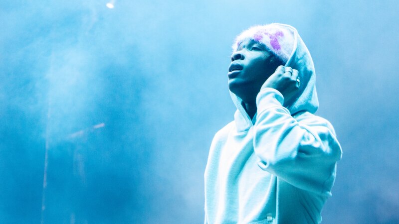 El rapero Lil Nas X actúa en un concierto.