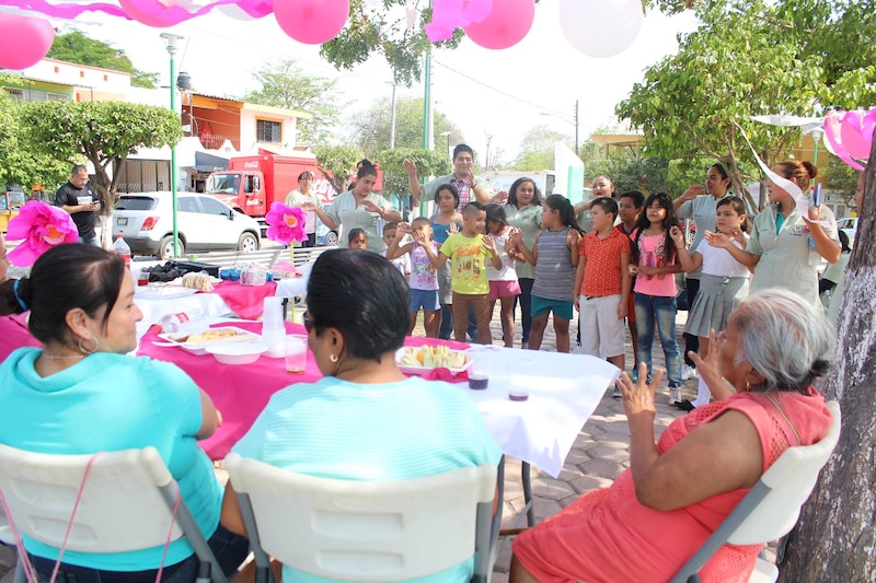 Mujeres celebrando un cumpleaños