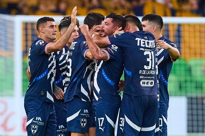 Jugadores de fútbol celebrando un gol