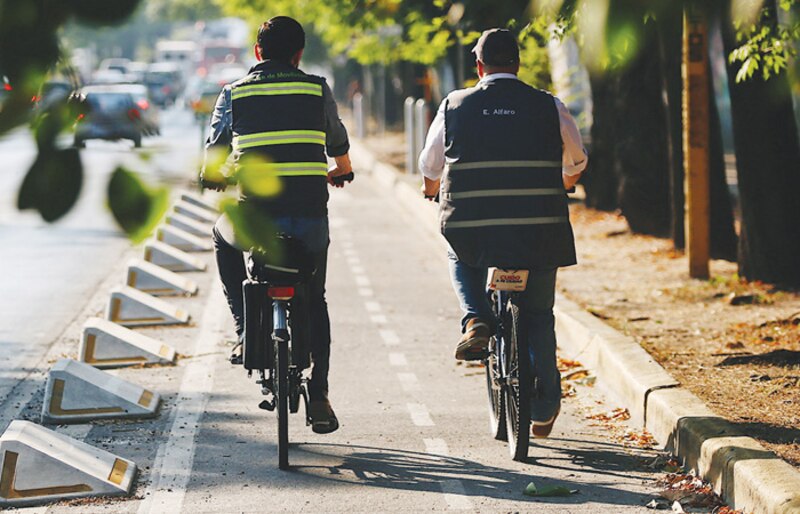 Dos hombres en bicicleta por la ciudad