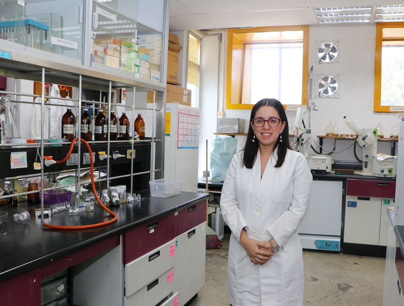 Científica en un laboratorio