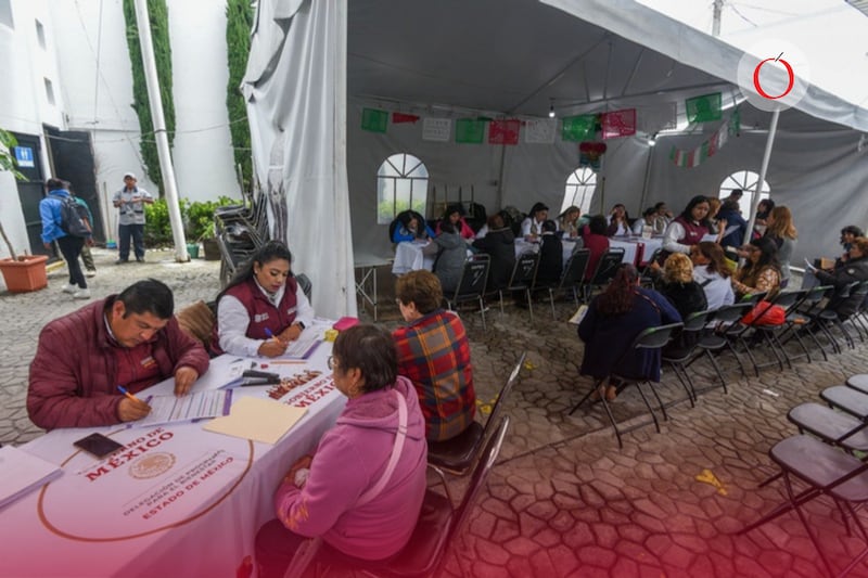 Mujeres solicitando información sobre el programa de Pensiones de Bienestar en un módulo de la Secretaría de Bienestar de la Ciudad de México