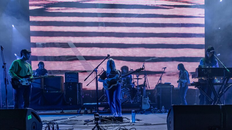 Banda de música tocando en vivo en un escenario.