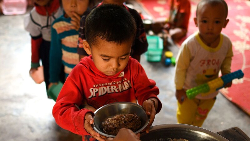 Niño pobre comiendo