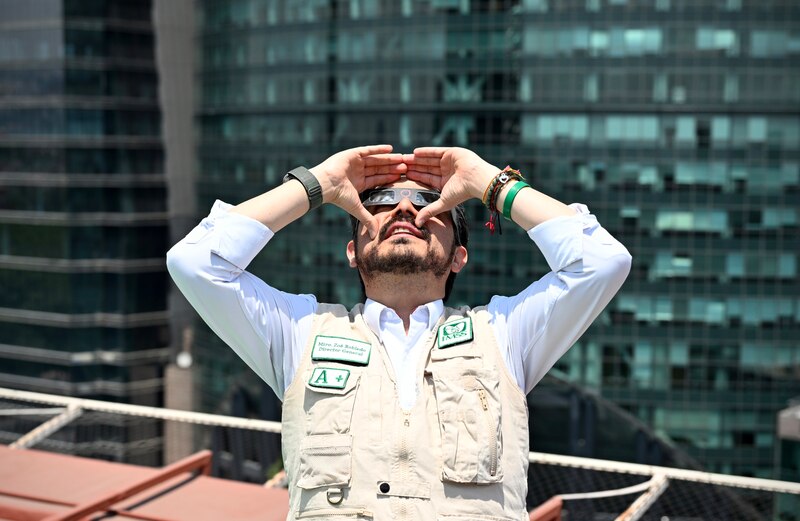 El presidente López Obrador observa el eclipse solar en la Ciudad de México