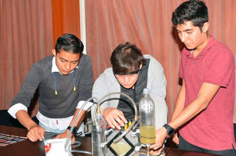 Estudiantes realizan un experimento científico en un laboratorio.