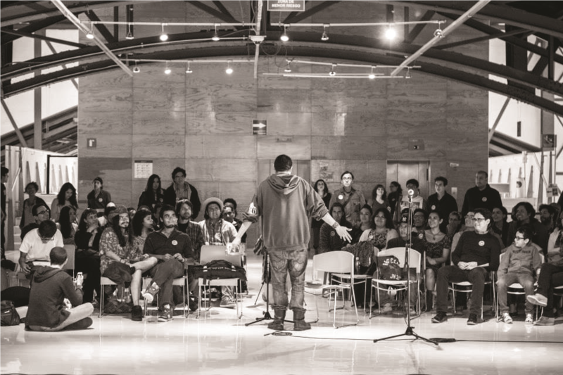 Un hombre da un discurso ante un grupo de personas.