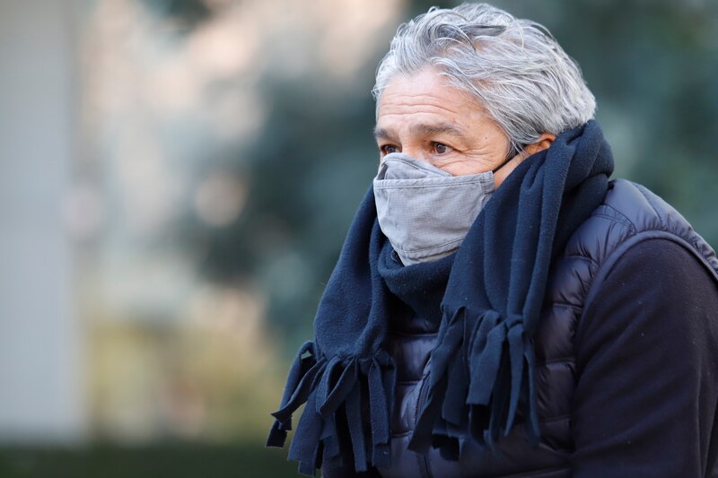 Mujer con mascarilla en la calle