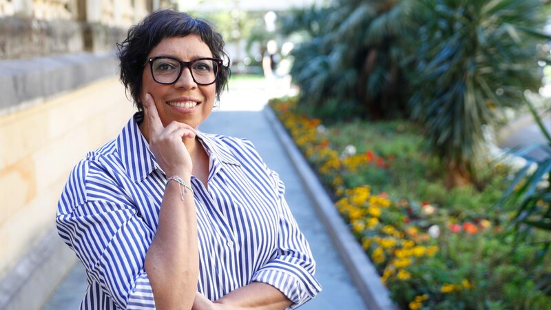 Mujer indígena con gafas sonríe