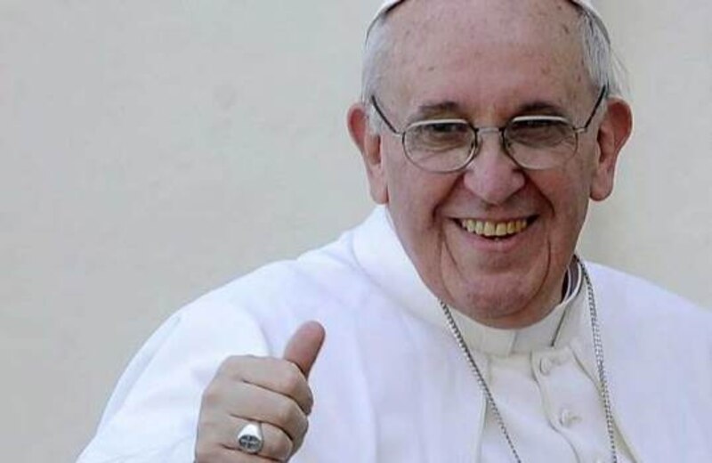 El Papa Francisco saluda a los fieles con un pulgar hacia arriba