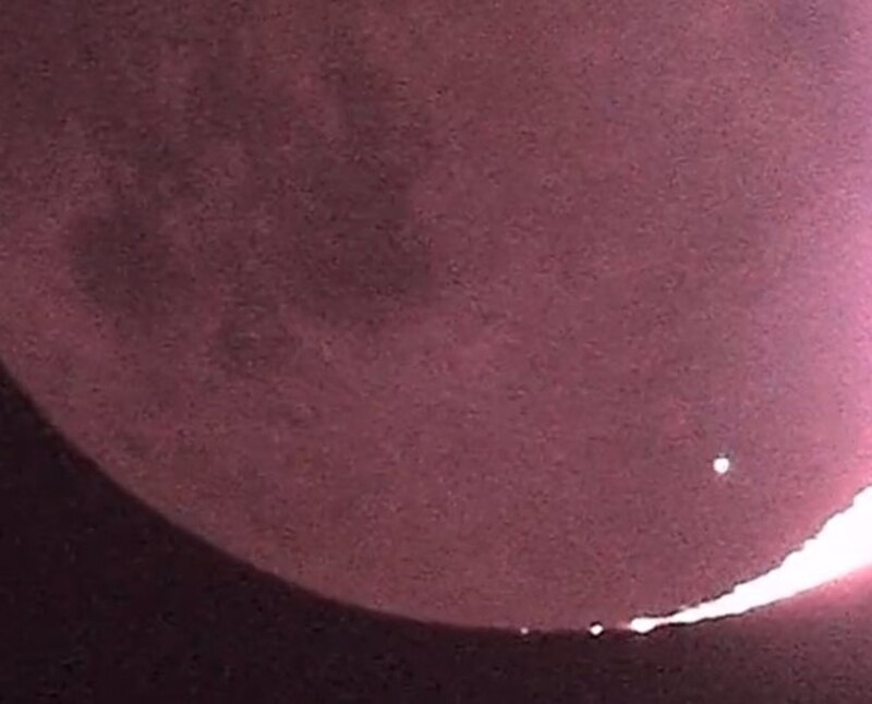 Impresionante imagen de un cometa rozando la superficie de la luna