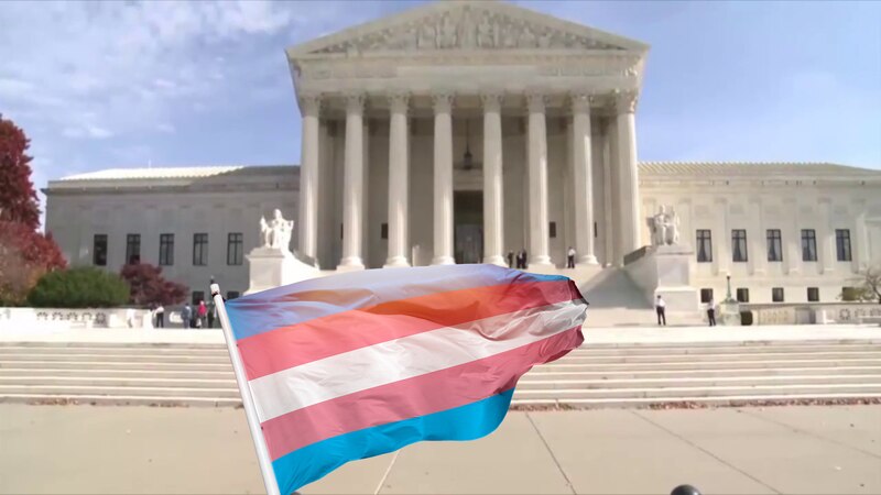 La bandera transgénero ondea frente al Tribunal Supremo de los Estados Unidos
