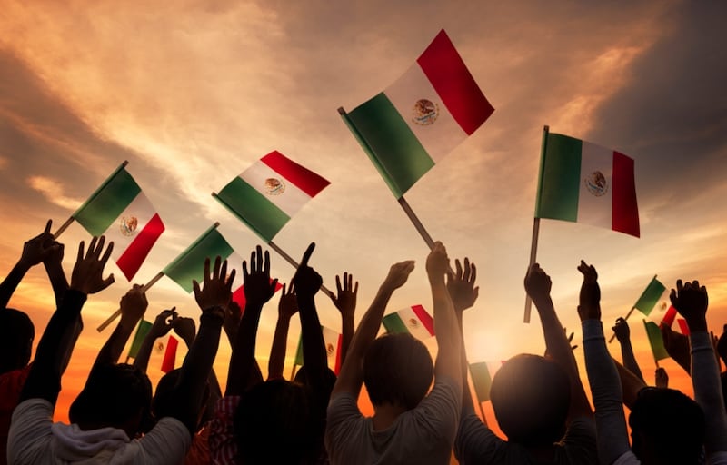 Ondeando banderas mexicanas al atardecer