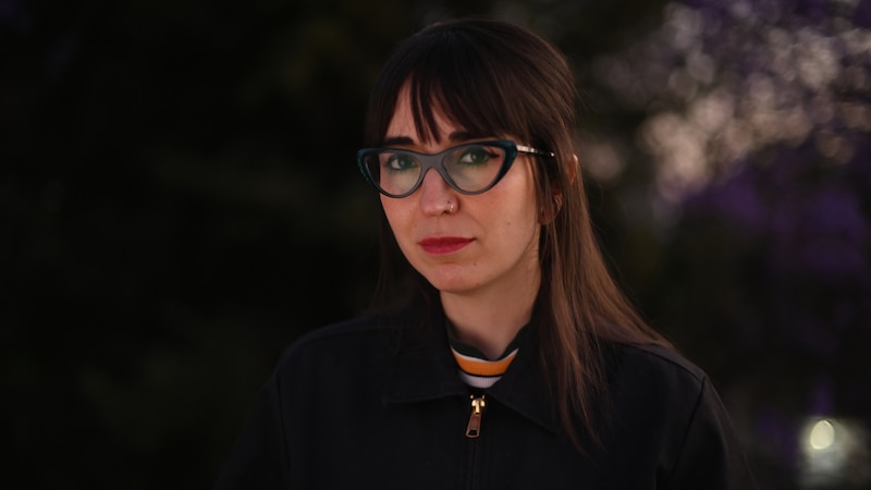 Retrato de una mujer joven con gafas