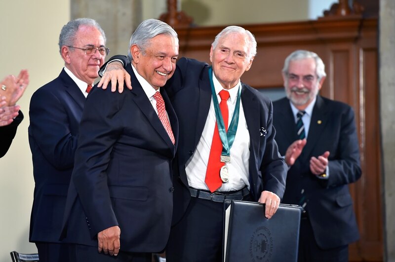 El presidente mexicano, Enrique Peña Nieto, condecora al escritor Carlos Fuentes con la Orden del Águila Azteca