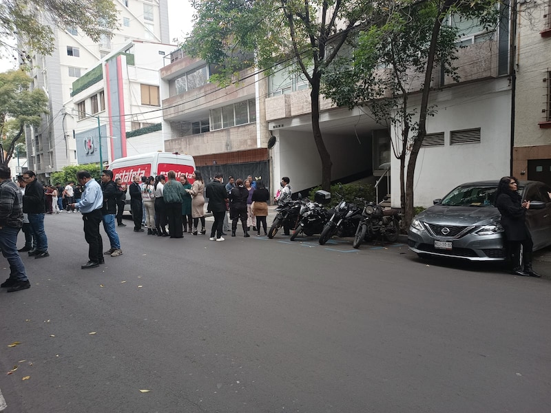 Multitud de personas esperando en la calle