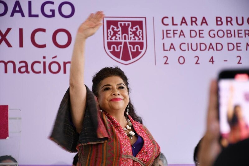 La Jefa de Gobierno de la Ciudad de México, Claudia Sheinbaum Pardo, saluda a los asistentes al evento.