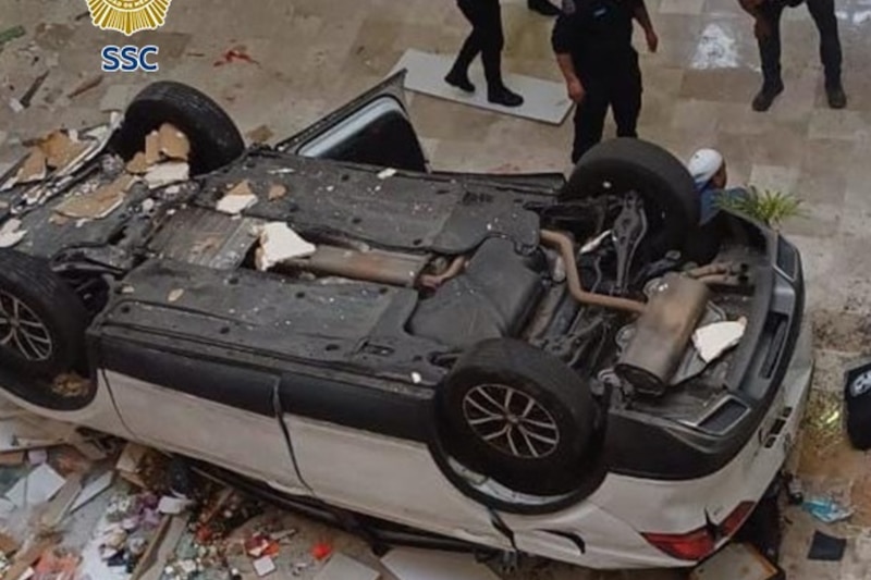 Automóvil que cayó del segundo piso de Parque Lilas