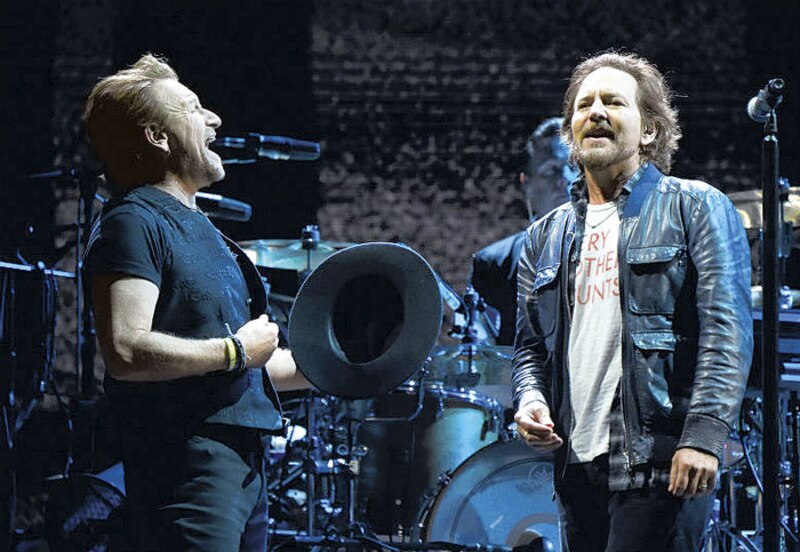 Chris Martin y Eddie Vedder cantando juntos en el escenario