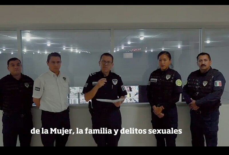 La policía da una conferencia de prensa sobre la violencia de género.