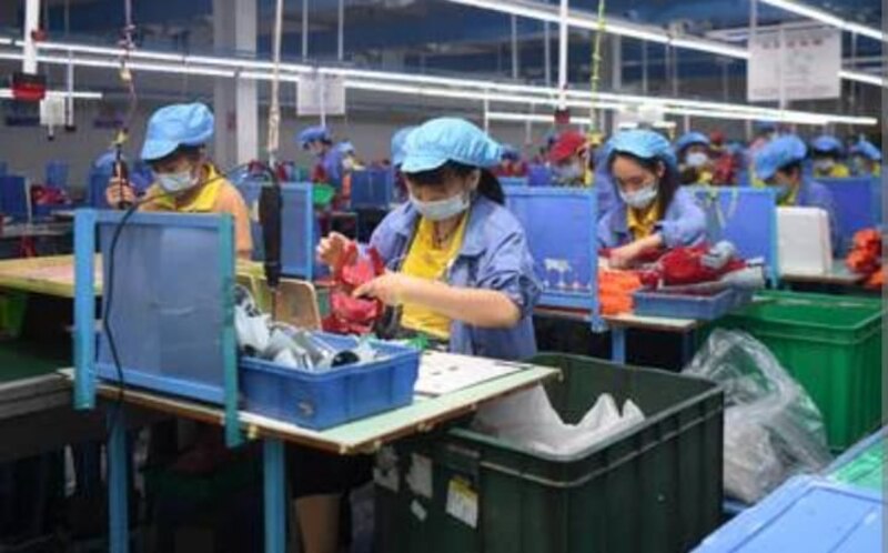 Mujeres trabajando en una fábrica