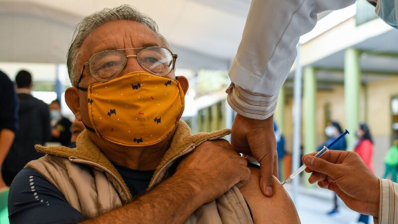 Vacunación contra el COVID-19 en adultos mayores