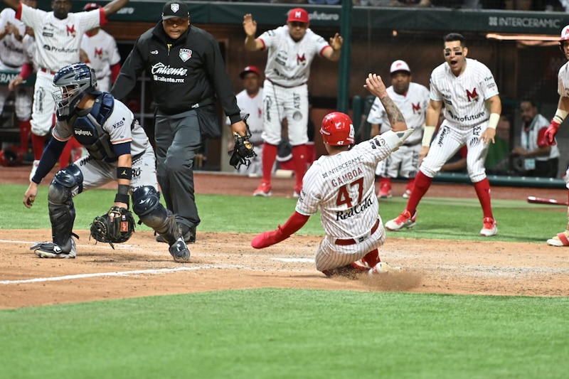 Title: Jugador de béisbol deslizándose en home