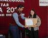 Reconocen el esfuerzo académico con entrega de laptops en Nezahualcóyotl