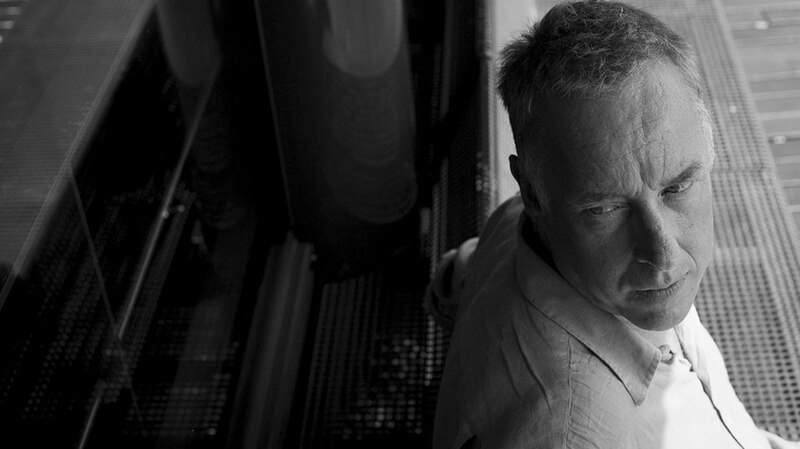 Retrato en blanco y negro de un hombre pensativo