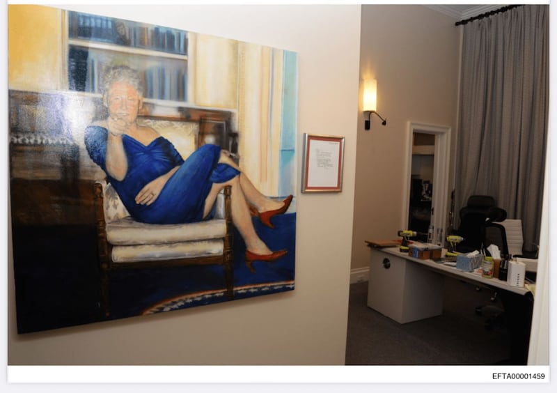 Uno de los artículos de Jeffrey Epstein retrato de clinton