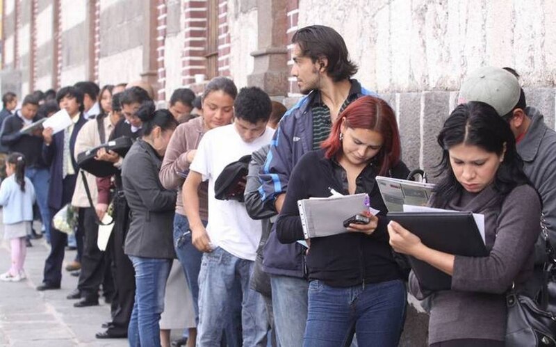 Jóvenes haciendo fila para entrar a la universidad