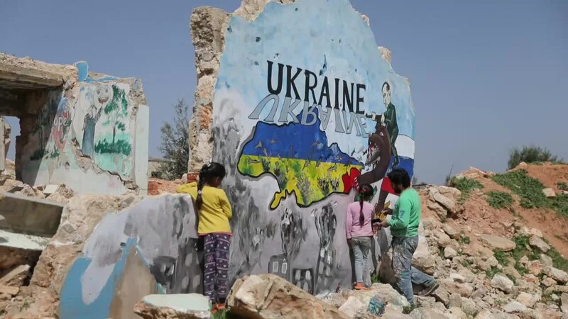 Niños pintan un mural en apoyo a Ucrania