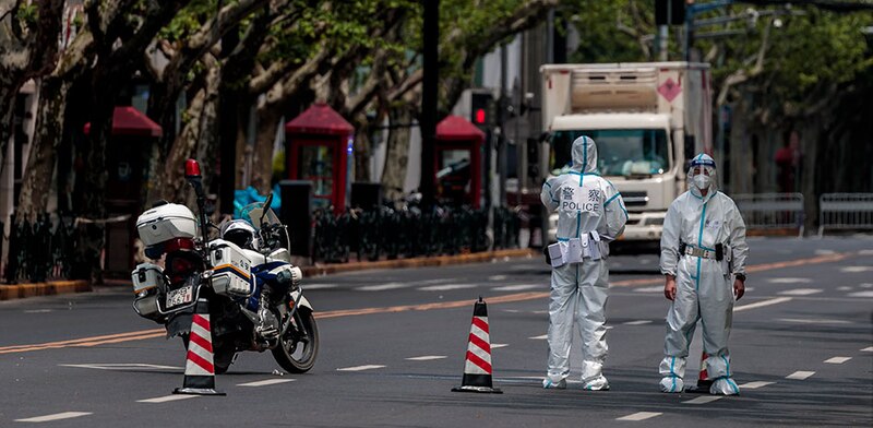 La policía detiene a dos personas en la calle