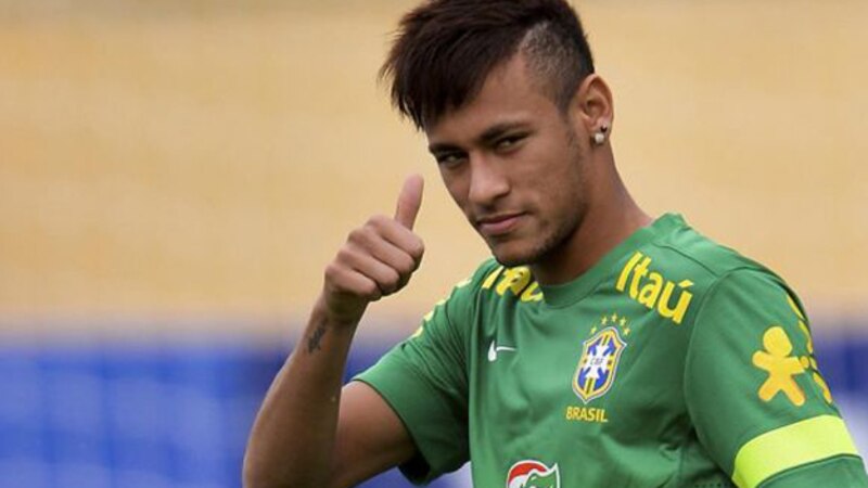 Neymar, el jugador brasileño del Barcelona, muestra su pulgar hacia arriba.