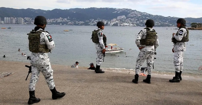 Militares mexicanos patrullan una playa en Acapulco