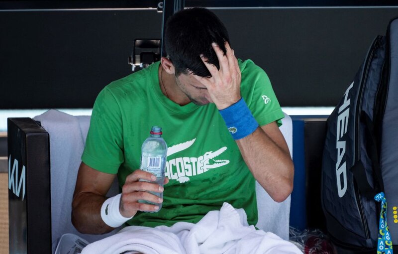 Novak Djokovic se seca el sudor durante un partido de tenis