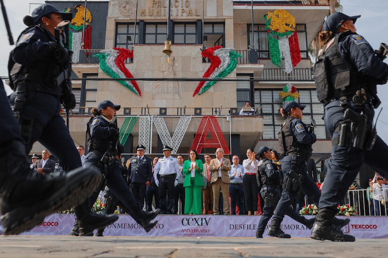 Title: Desfile cívico-militar en Texcoco