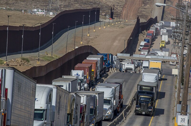 Tráfico de camiones en la frontera entre Estados Unidos y México
