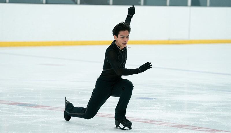 ¡Triunfando sobre el hielo! patinador artístico sobre hielo realiza una rutina impresionante.
