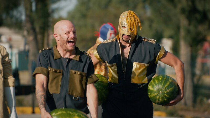 Dos hombres cargando sandías