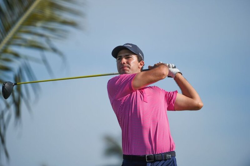 Golfista profesional masculino en acción
