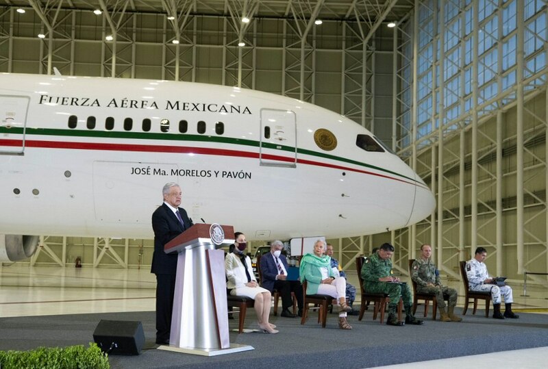 El presidente Andrés Manuel López Obrador encabeza la ceremonia de entrega de un avión Boeing 737-800 a la Fuerza Aérea Mexicana.