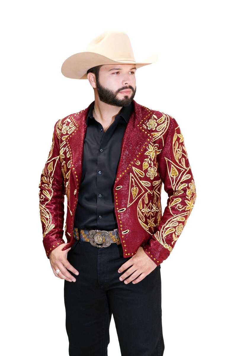 Charro con traje de charrería