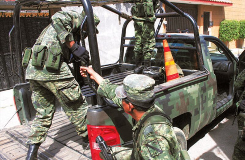 Militares mexicanos en una camioneta