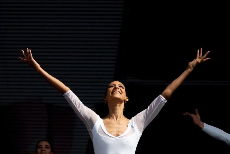 Bailarina de ballet realizando una piroutte