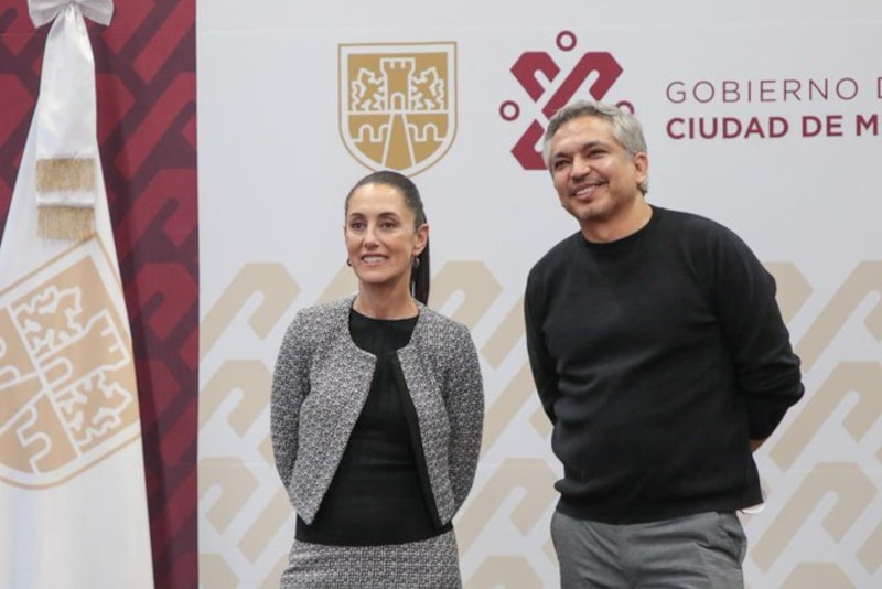 La alcaldesa de Madrid, Manuela Carmena, y el artista urbano, El Niño de las Pinturas, en la inauguración de la exposición "Madrid Street Art Project".