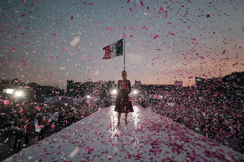 Claudia Sheinbaum, candidata de Morena a la jefatura de gobierno de la Ciudad de México, celebra su triunfo en el Zócalo capitalino.