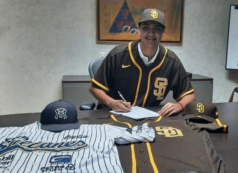 Beisbolista mexicano firma con los Padres de San Diego