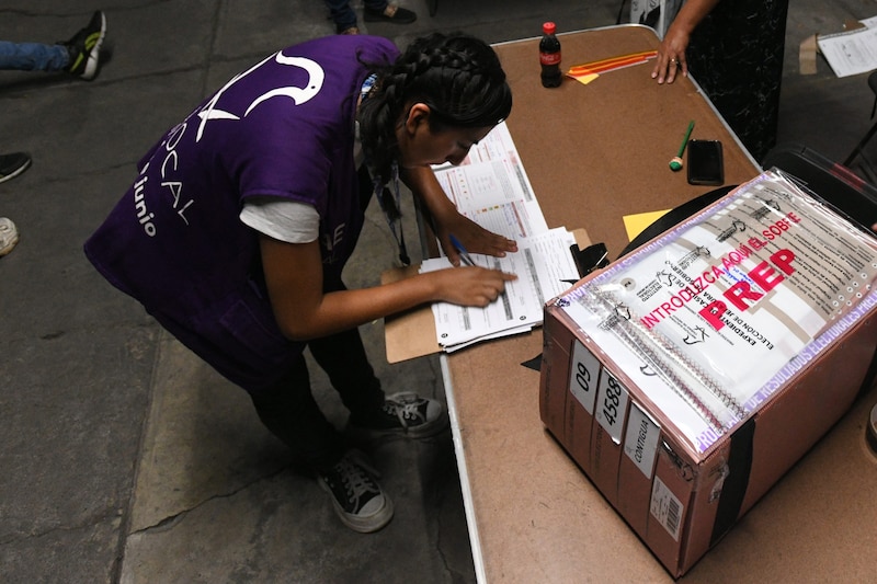 Mujer deposita su voto en una urna durante las elecciones en México