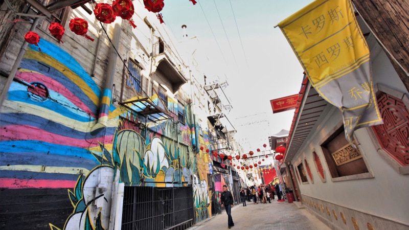 Callejón con grafitis en el barrio chino de Los Ángeles